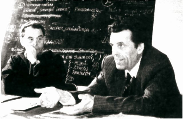 Jiří Navrátil, tehdejší starosta Junáka a Jan Sokol (vpravo) na jednání Ústřední rady Junáka v dubnu 1998 v Nymburce při plánování České rady dětí a mládeže 