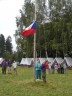 Vztyčování státní vlajky na táborech patří ke každodennímu rituálu.
