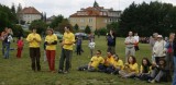 Bambiriáda 2009 Brno - organizátoři ve žlutých tričkách sledují zahájení