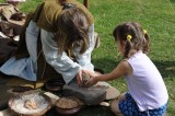 Keltský festival Lughnasad 2010 v Nasavrkách - ukázky řemesel - návštěvníci si mohli vyzkoušet třeba drcení obilí