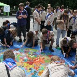 Před odjezdem na 22. Světové skautské Jamboree do Švédska čeští skauti a skautky vytvářeli barevný obraz zeměkoule
