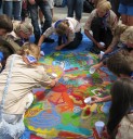 Před odjezdem na 22. Světové skautské Jamboree do Švédska čeští skauti a skautky vytvářeli barevný obraz zeměkoule 