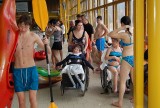 Hendikepované děti z OS Cesta se dostaly v kajaku do bazénu díky hronovským tomíkům - oddílu Lotři