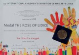 Diplom a medaile pro studenty Sluneční školy v Kargyaku z výstavy dětských kreseb Lidice 2016 (surya.cz)
