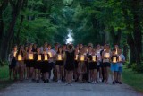 Desítky studentů v oboře Hvězda uctily památku obětí komunistického režimu (foto Vojtěch Heřmánek)