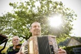 Strom roku 2020 - Jabloň u Lidmanů v Machově na Broumovsku - jabloni zahrál na harmoniku sám pan Lidman 